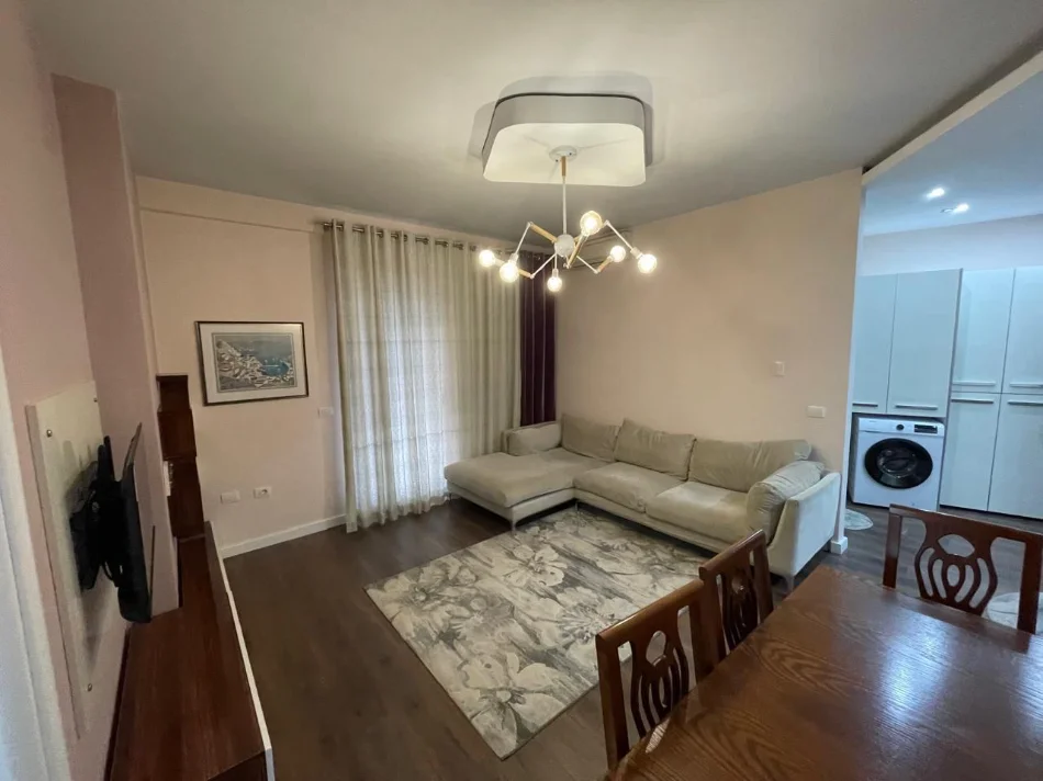 Tirane, jepet me qera apartament 1+1+Ballkon Kati 1, 70 m² 608 € (Liqeni thate)