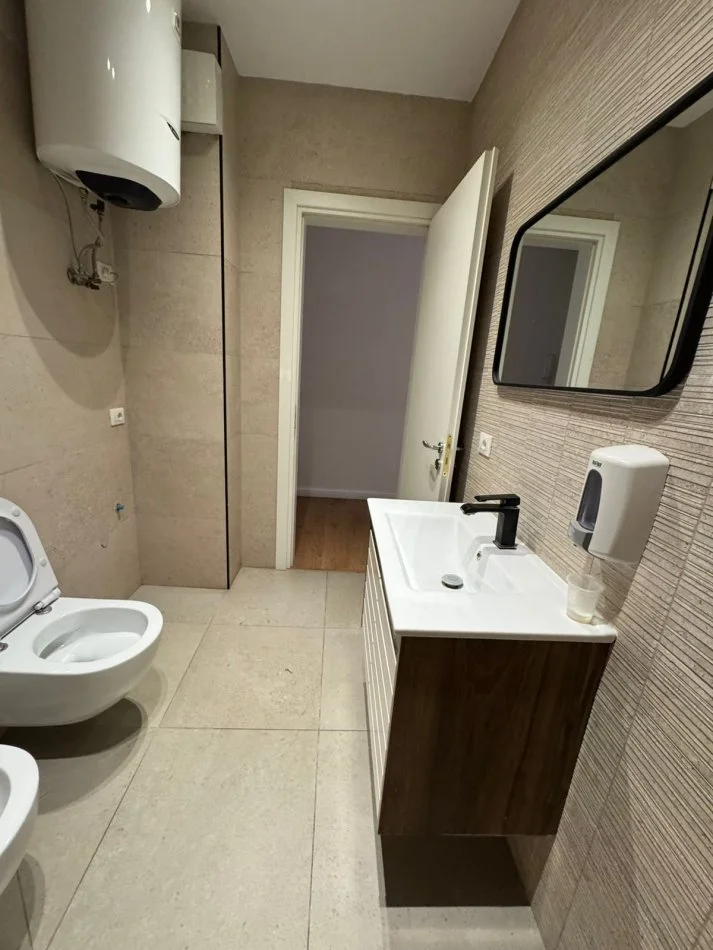 Tirane, jepet me qera zyre , 145 m² 2.300 € (Bulevardi Ri)
