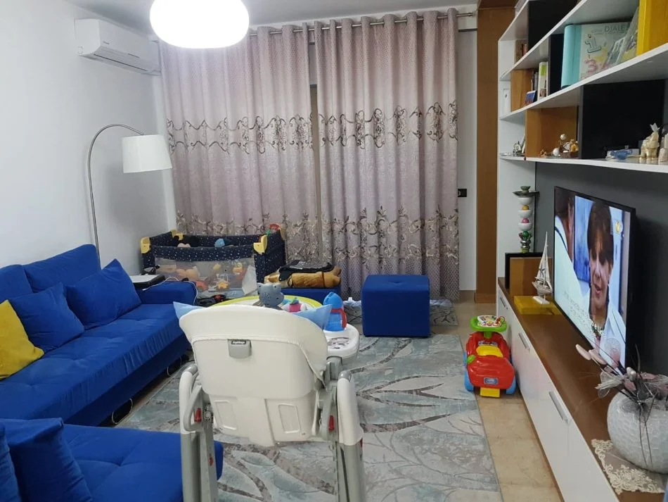 Tirane, jepet me qera apartament 1+1+Ballkon Kati 9, 69 m² 400 € (rruga Muhamet Deliu)