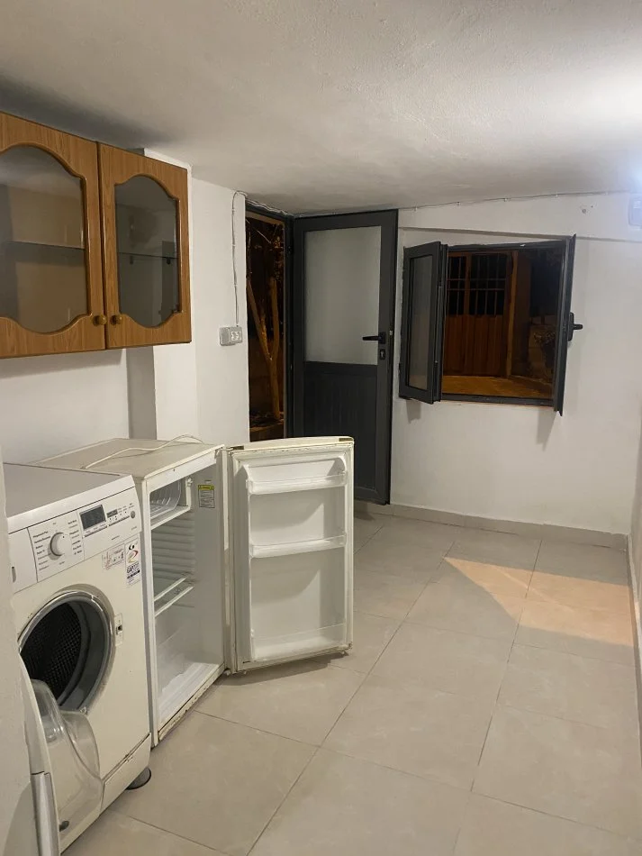 Tirane, jepet me qera shtepi 1+1 Kati 1, 50 m² 230 € (Gramoz Pashku)