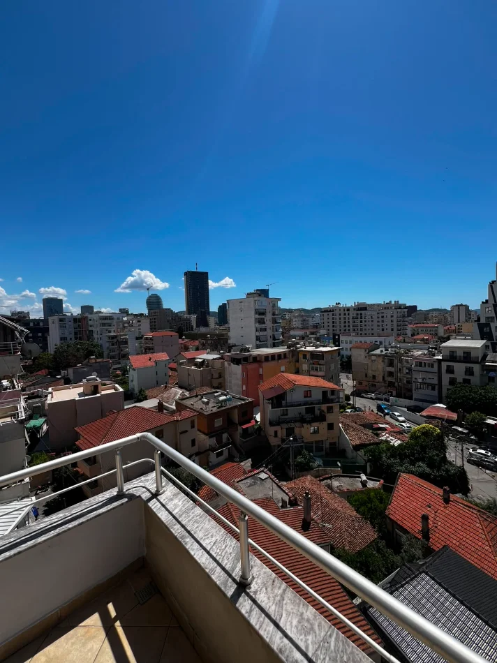 Tirane, jepet me qera apartament 1+1+Ballkon Kati 8, 110 m² 600 € (Rruga e Barrikadave)