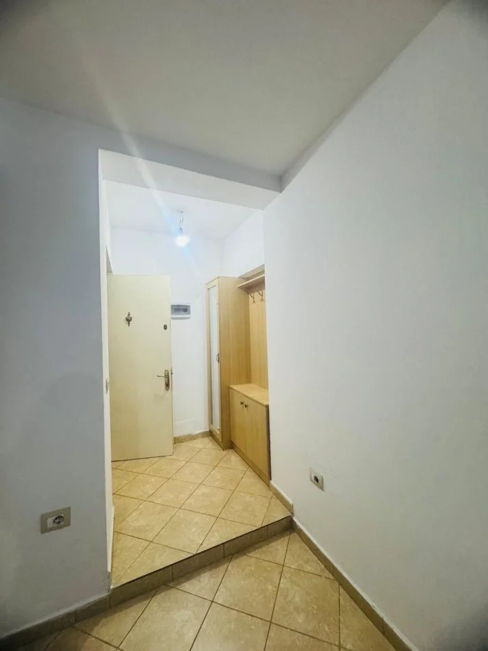 Tirane, jepet me qera apartament 1+1 Kati 1, 45 m² 400 € 
