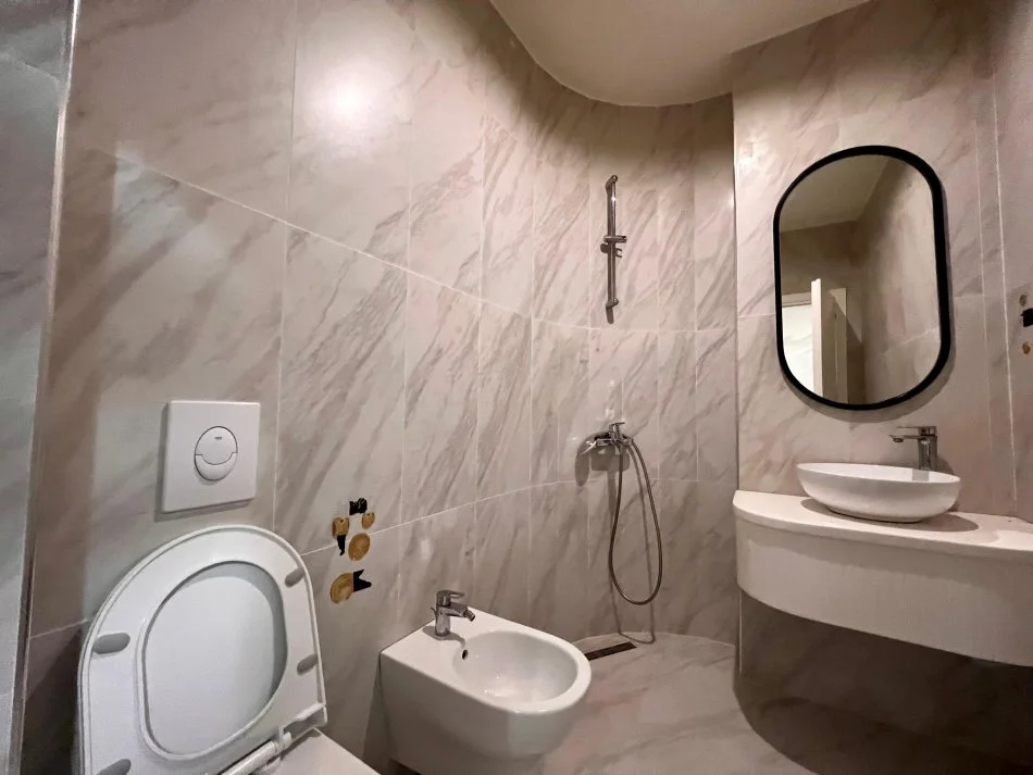 Tirane, jepet me qera apartament 3+1 Kati 3, 137 m² 950 € (MYSLYM SHYRI)