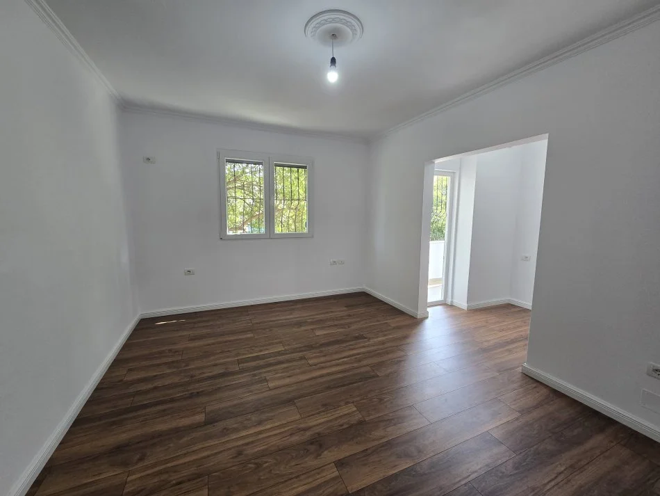 Tirane, shitet apartament 1+1 Kati 2, 122.000 € 