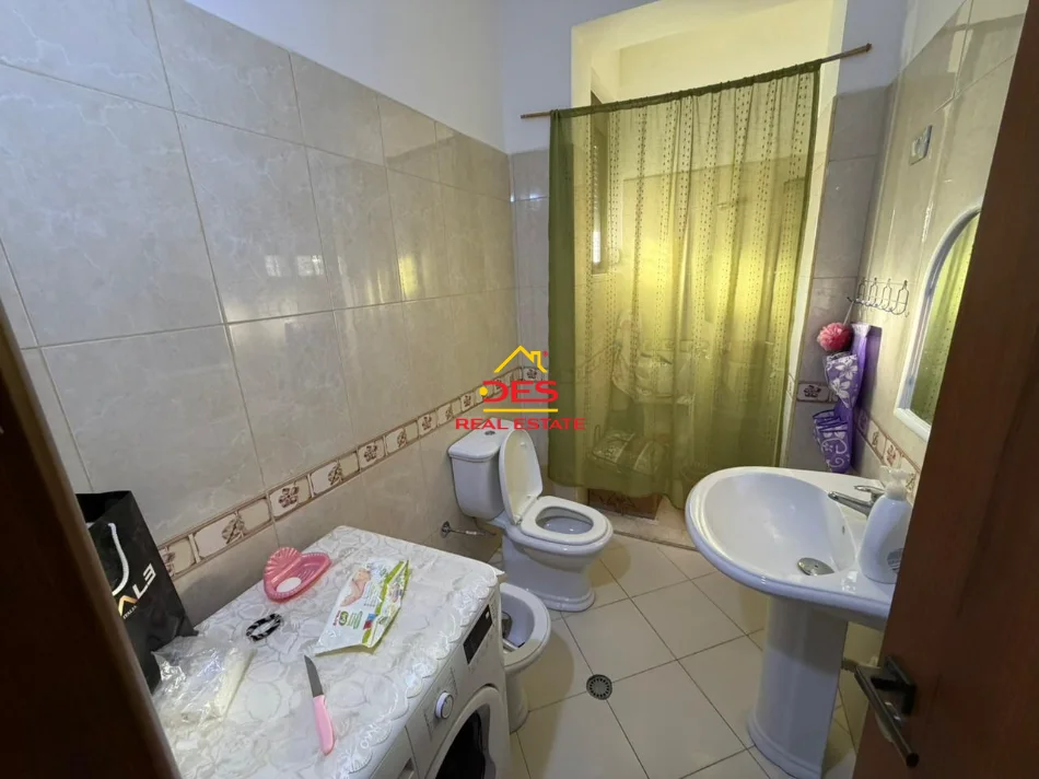 Vlore, jepet me qera Vile 3+1+Ballkon Kati 2, 120 m² 500 € (Rruga Demokracia)