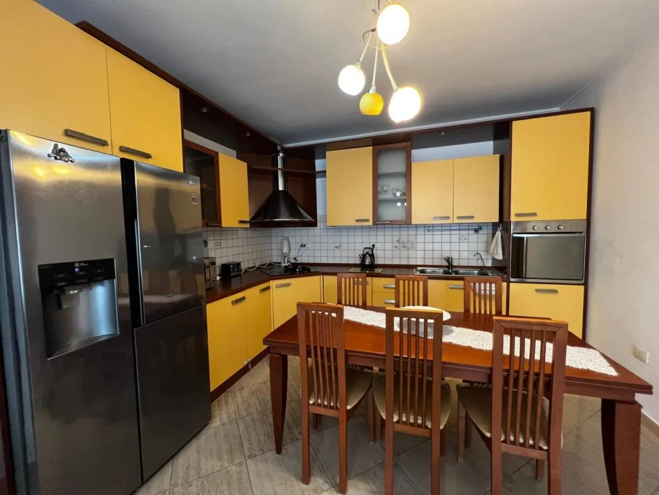 Tirane, jepet me qera apartament 2+1+Aneks+Ballkon Kati 3, 130 m² 900 € (PRANE jURIDIKUT)