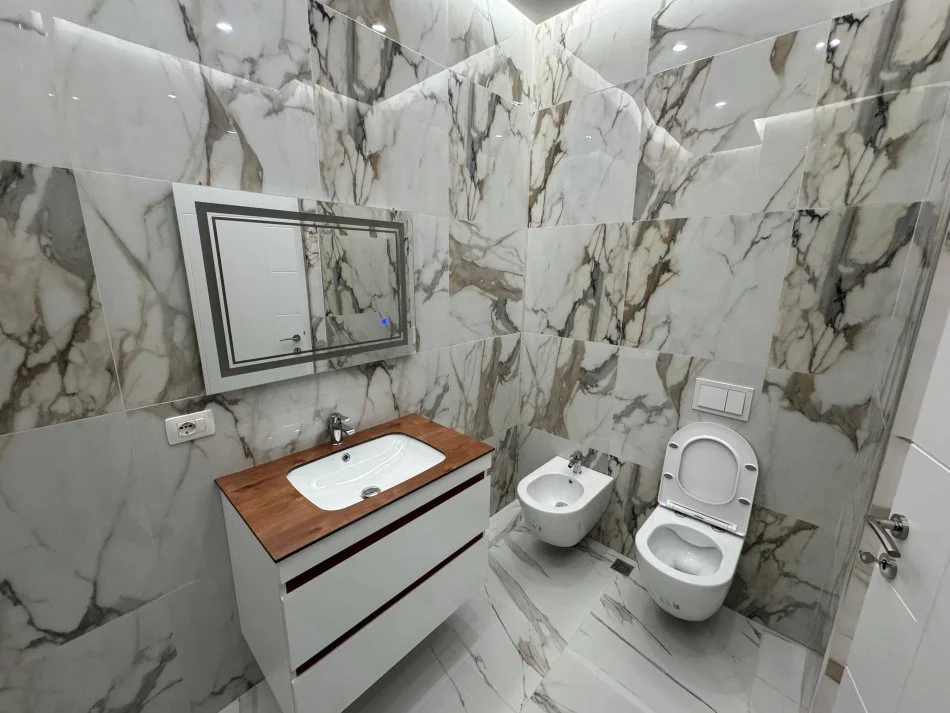 Tirane, jepet me qera apartament 3+1 Kati 6, 120 m² 650 € (Univers City)