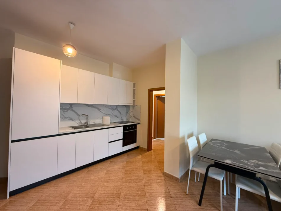 Tirane, jepet me qera apartament 2+1+Ballkon Kati 5, 94 m² 750 € (Rruga e Kosovareve)