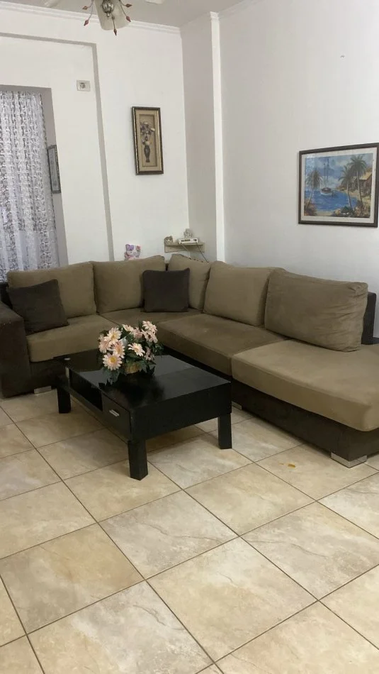 Tirane, jepet me qera apartament 1+1+Aneks+Ballkon Kati 2, 400 € (Tre deshmoret)