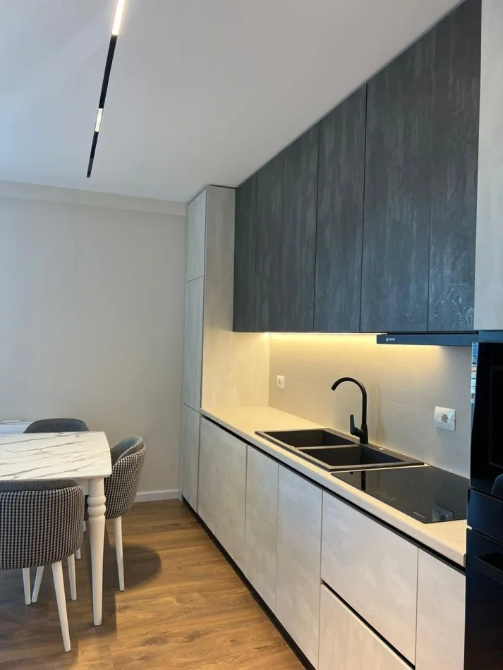 Tirane, jepet me qera apartament 2+1+Ballkon Kati 5, 105 m² (Prane KIKA 2)