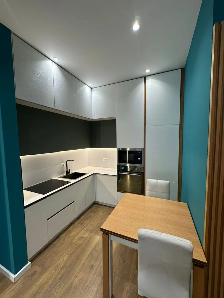 Tirane, jepet me qera apartament 1+1+Ballkon Kati 3, 73 m² 950 € (Kompleksi Delijorgji)