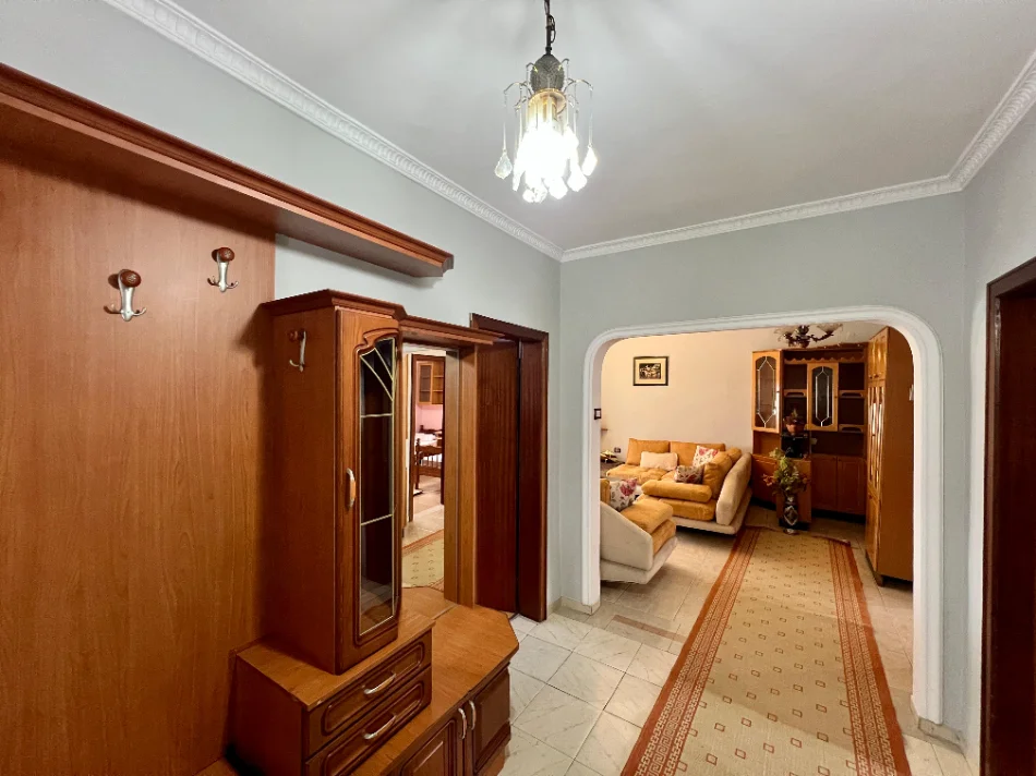 Tirane, jepet me qera 2+1+Ballkon Kati 4, 85 m² 700 € (Pazari i ri)