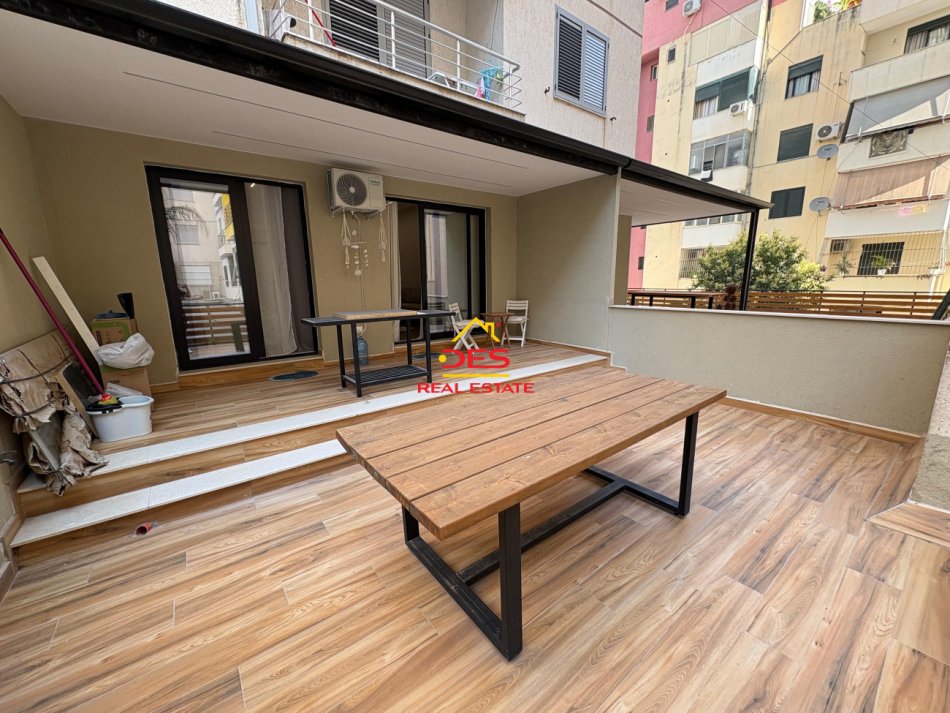 Vlore, jepet me qera apartament 1+1+Ballkon Kati 2, 80 m² 450 € (Rruga Çajupi)
