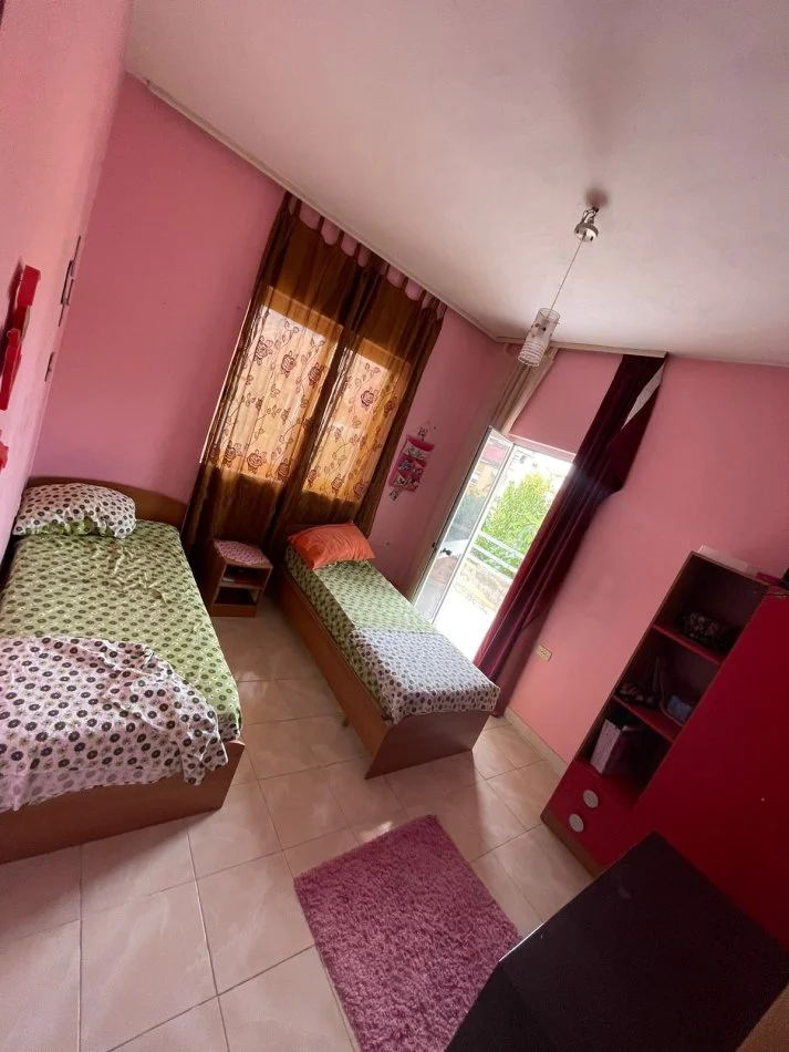 Tirane, jepet me qera shtepi 3+1 Kati 1, 110 m² 400 € (kinostudio)