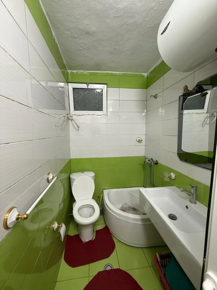 Tirane, jepet me qera apartament 1+1 Kati 3, 78 m² 300 € (Hysen Çino)