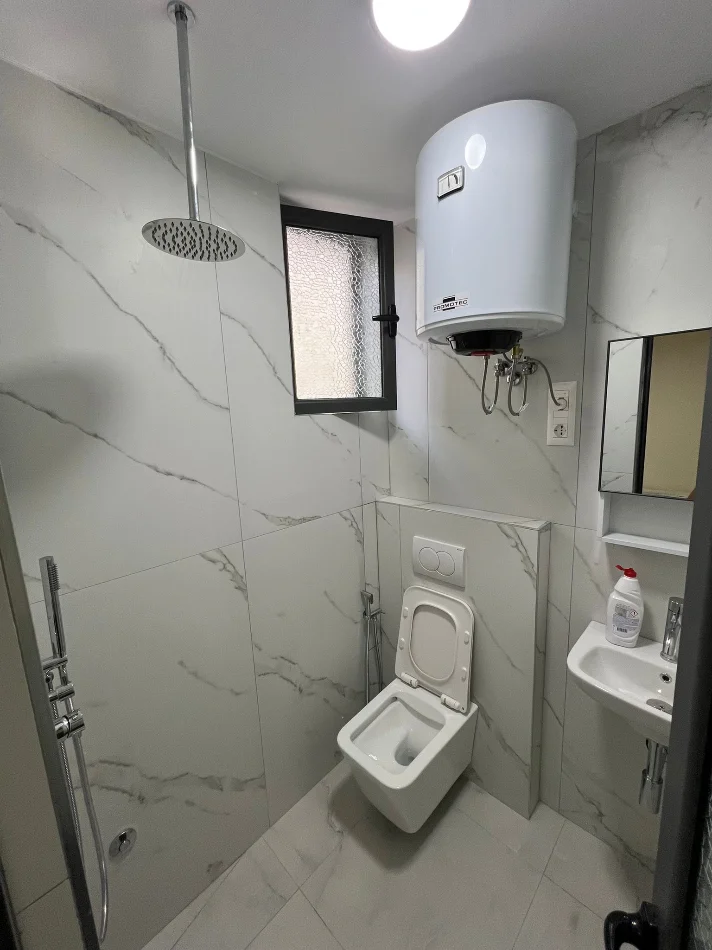 Tirane, jepet me qera apartament 1+1+Ballkon Kati 1, 40 m² 350 € (Shkolla e Bashkuat)
