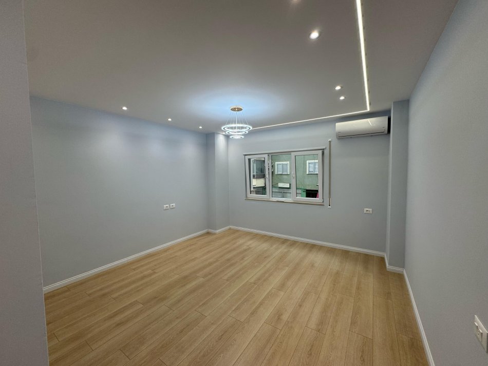 Tirane, shes apartament 2+1+Ballkon Kati 2, 93 m² 265.000 € (Rruga Myslym Shyri)