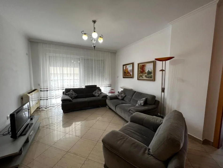 Tirane, jepet me qera apartament 2+1+Aneks+Ballkon Kati 3, 130 m² 900 € (PRANE jURIDIKUT)