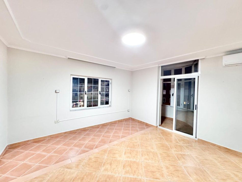 Tirane, jepet me qera zyre Kati 4, 178 m² 1.900 € (sheshi willson)