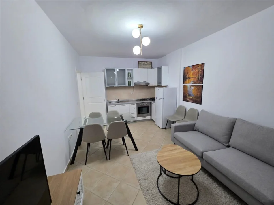 Tirane, jepet me qera apartament 1+1+Ballkon Kati 4, 62 m² 650 € (ISH EKSPOZITA)