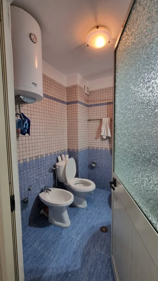 Tirane, jepet me qera apartament 1+1+Ballkon Kati 2, 49 m² 550 € (Petro Korcari)