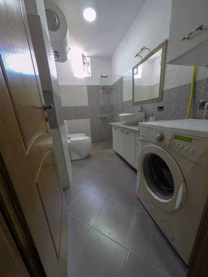 Tirane, jepet me qera apartament 1+1+Ballkon Kati 5, 54 m² 500 € (myslym shyri)