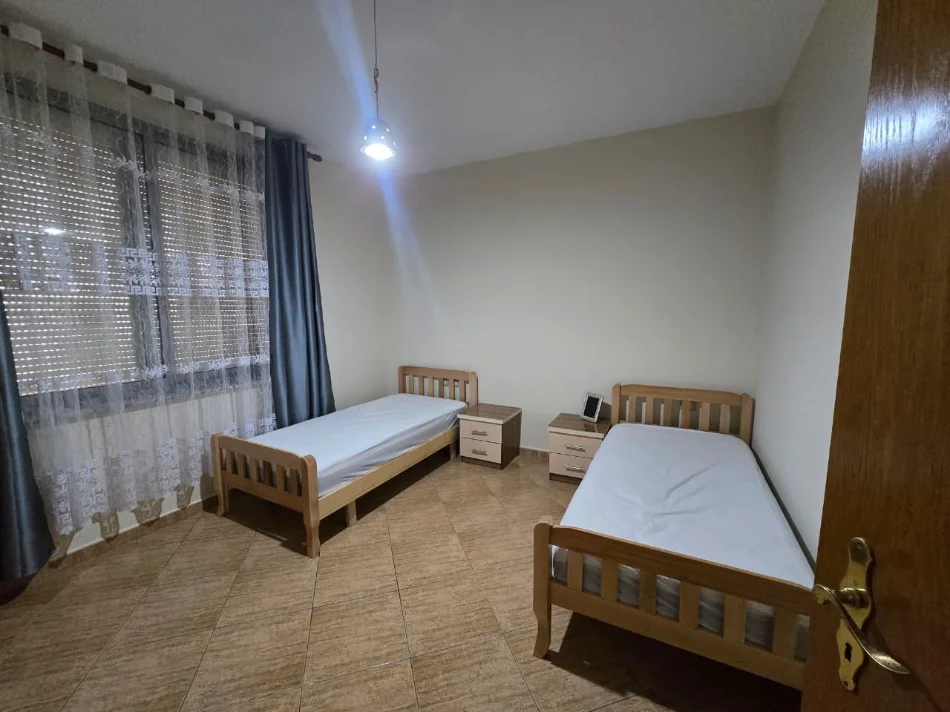Tirane, jepet me qera apartament 2+1+Ballkon Kati 5, 105 m² 800 € (rruga e kosovareve)