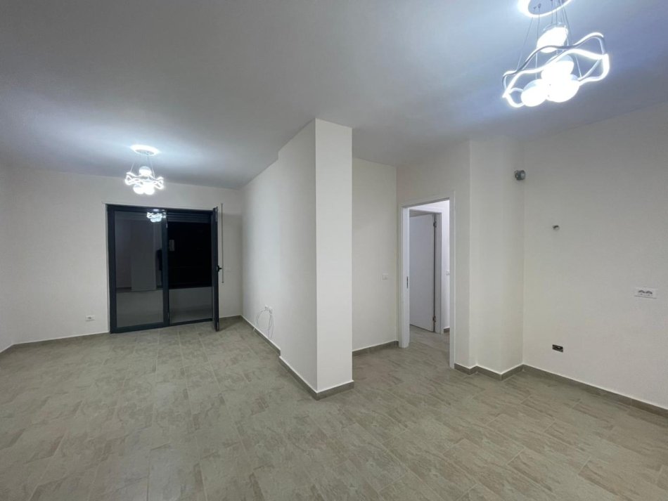 Tirane, jepet me qera zyre Kati 3, 110 m² 700 € (Rruga Karl Gega)