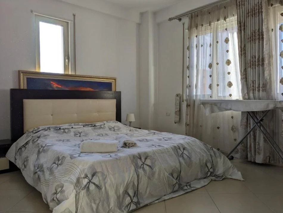 Tirane, jepet me qera apartament 2+1+Ballkon Kati 5, 96 m² 599 € (Ish parku i autobuzave pran kompleksit alba)