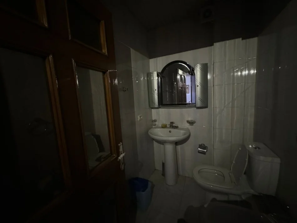 Tirane, jepet me qera apartament 3+1 Kati 2, 90 m² 600 € (Oxhaku)