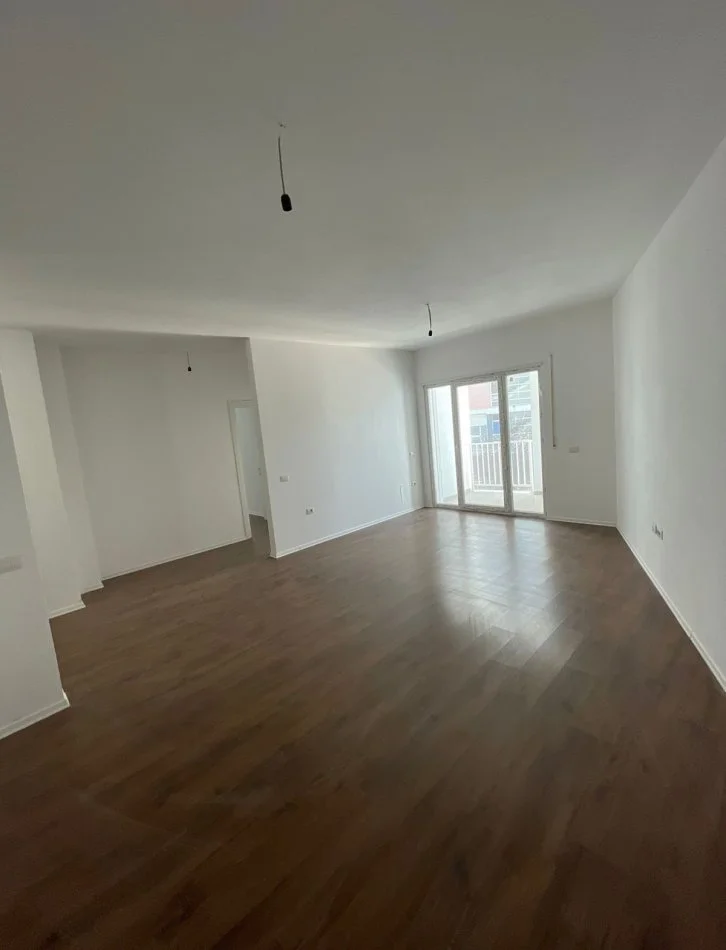 Shqiperi, shitet apartament 2+1 Kati 1, 94 m² 222.075 € (Rruga e Barrikadave)