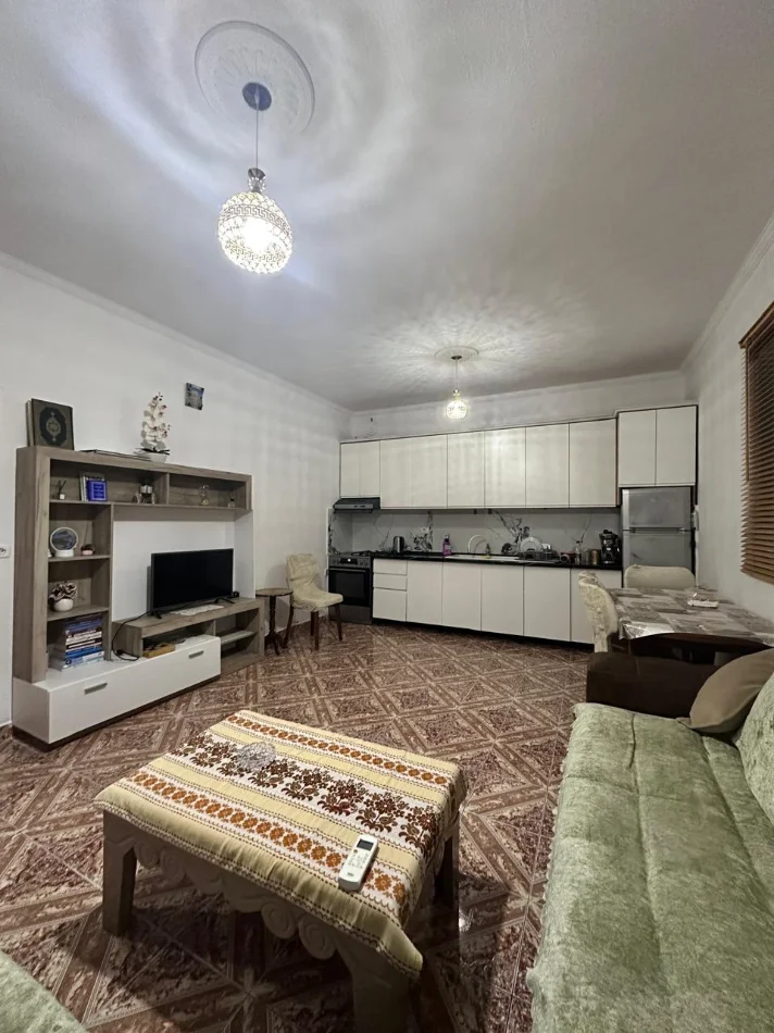 Tirane, jepet me qera apartament 1+1 Kati 1, 200 € (Laknas)