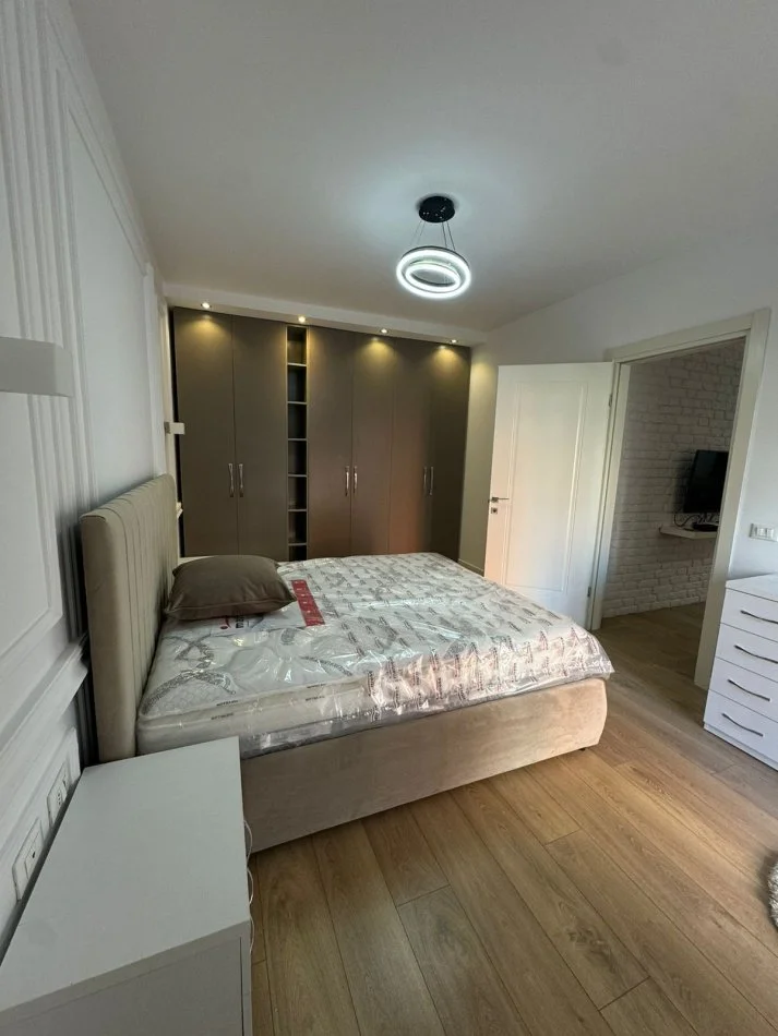 Tirane, jepet me qera apartament 1+1 , 75 m² 900 € 