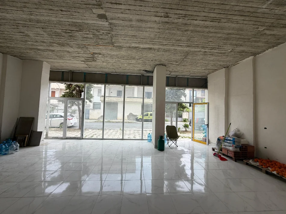 Durres, jepet me qera ambjent biznesi Kati 0, 80 m² 250 € (Prane Vala Park)