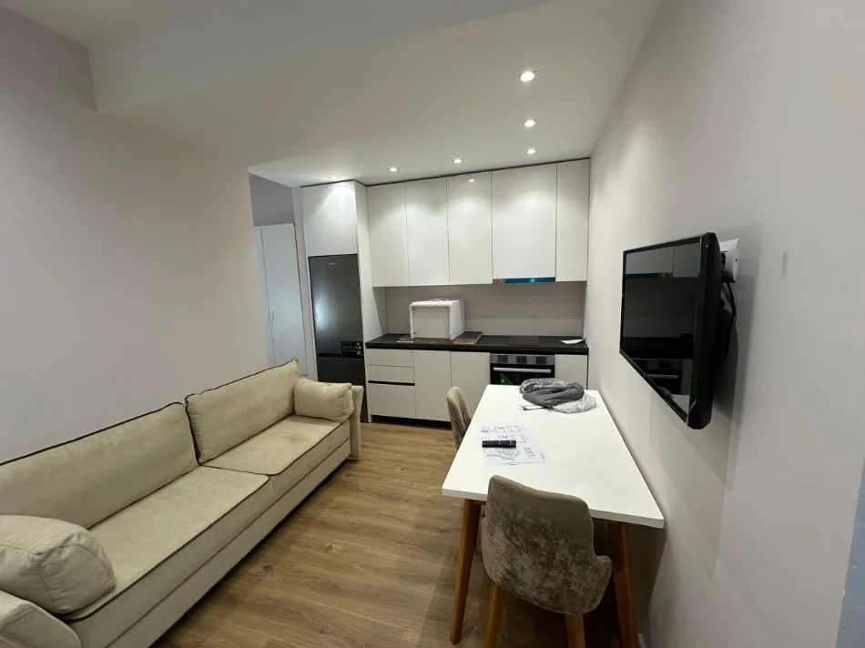 Tirane, jepet me qera apartament 1+1 Kati 1, 50 m² 350 € (Rezidenca Kaimi)