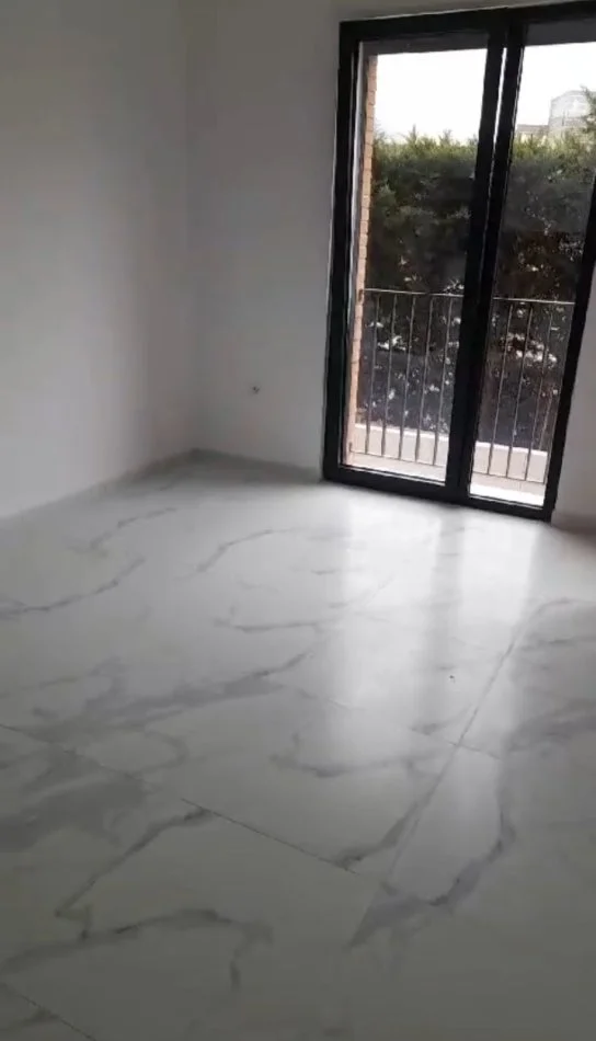 Tirane, jepet me qera apartament 1+1+Ballkon Kati 2, 60 m² 400 € (rruga Xhanfize keko)