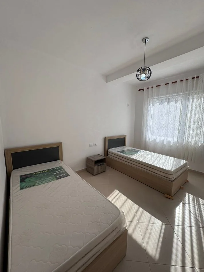 Tirane, jepet me qera apartament 2+1+Ballkon Kati 3, 100 m² 350 € (rruga Ramazan Gaxherri)