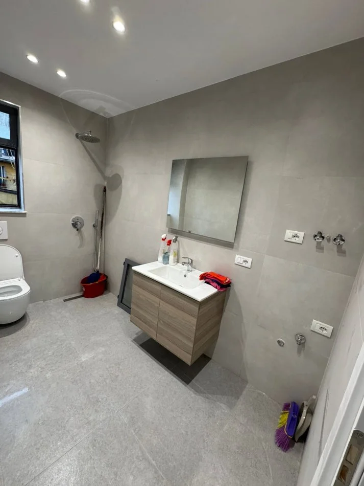 Tirane, jepet me qera apartament 3+1+Ballkon Kati 2, 120 m² 500 € (Laprake)