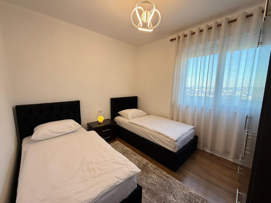 Tirane, jepet me qera apartament 2+1+Ballkon Kati 5, 120 m² 800 € (Shkolla e Bashkuar)