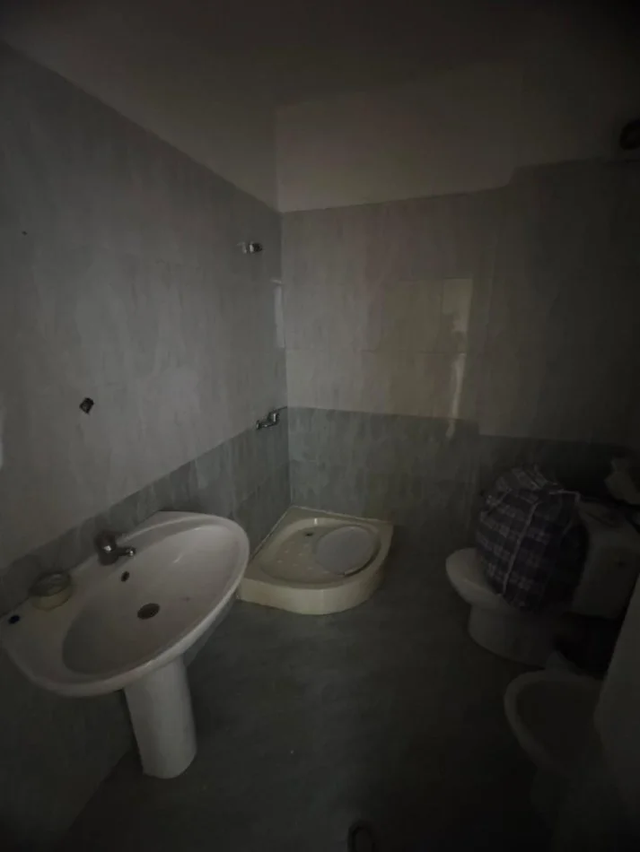 Tirane, jepet me qera apartament 2+1+Ballkon Kati 2, 125 m² 500 € (Astir)