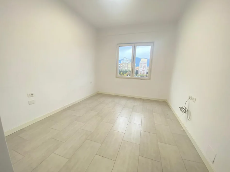 Tirane, jepet me qera apartament 1+1 Kati 3, 650 € (Square 21 / Rruga Sali Butka)