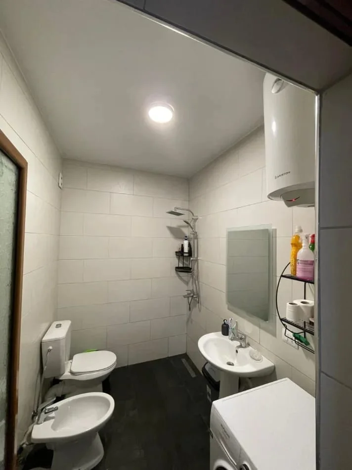 Tirane, jepet me qera 1+1 Kati 4, 65 m² 650 € 