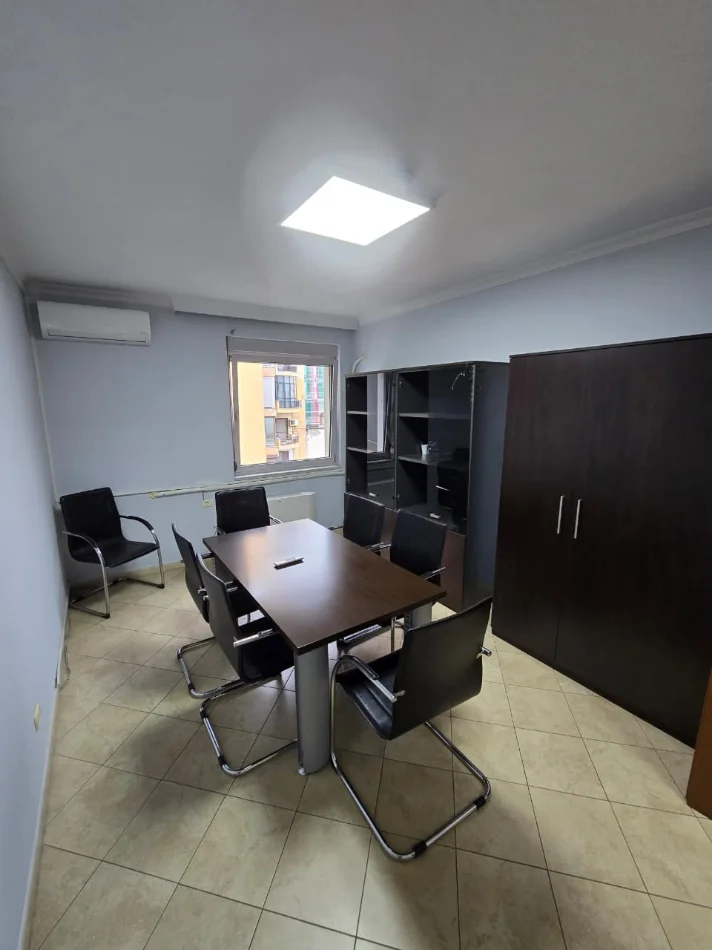 Tirane, jepet me qera zyre Kati 5, 136 m² 1.200 € (Libri Universitar)