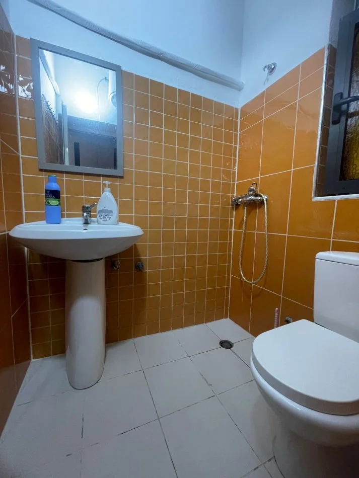 Tirane, jepet me qera apartament 1+1 Kati 1, 30 m² 330 € (Rruga Gjon Milli (VR007))