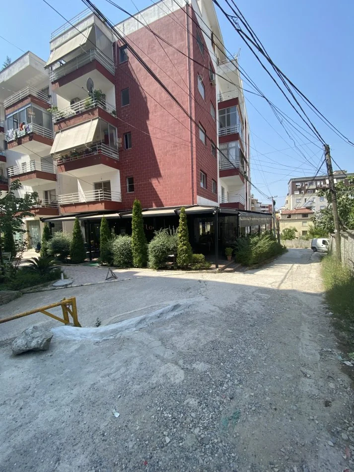Tirane, jepet me qera bar-kafe Kati 0, 210 m² 650 € (Muhamet Deliu)