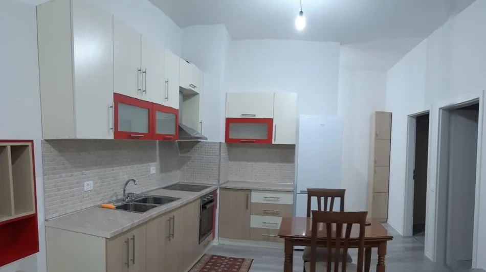 Tirane, jepet me qera apartament 2+1 Kati 3, 85 m² 450 € (Ali Dem, Kompleksi Mangalem)