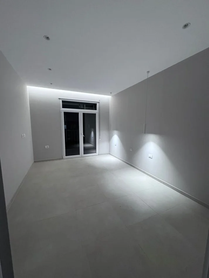 Tirane, jepet me qera apartament 1+1+Ballkon Kati 7, 70 m² 400 € (Rruga 5 maji)