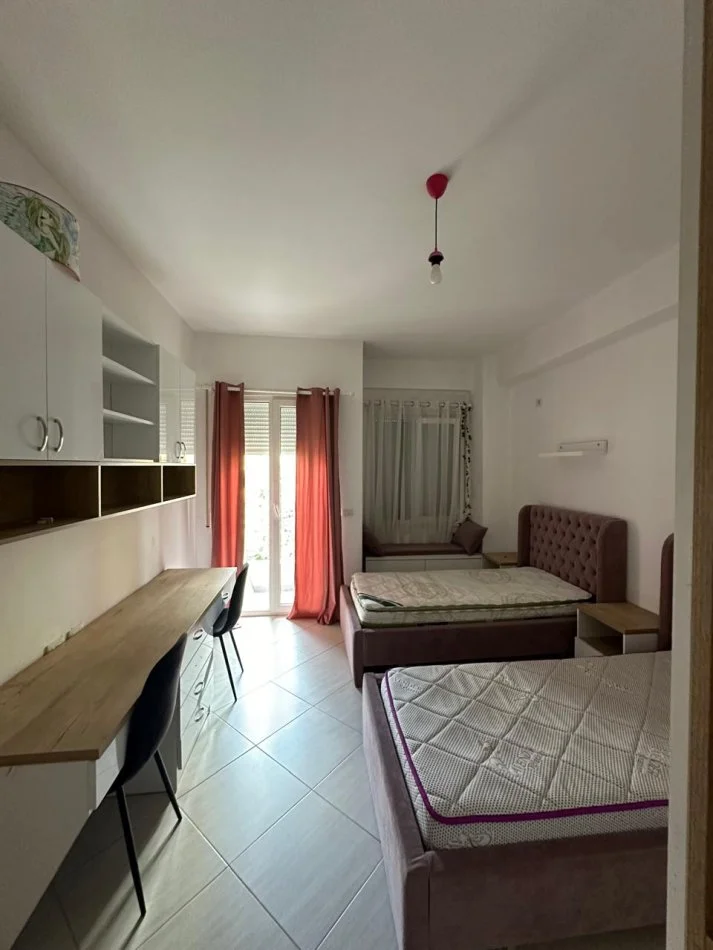 Tirane, jepet me qera apartament 3+1 Kati 4, 150 m² 600 € (RRUGA ULLISHTES)
