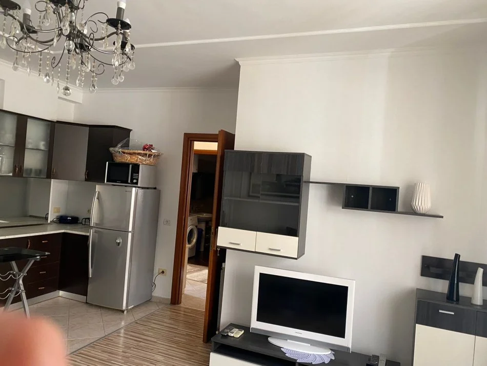 Tirane, jepet me qera apartament 2+1+Ballkon Kati 3, 85 m² 600 € (Liqeni i Thate)