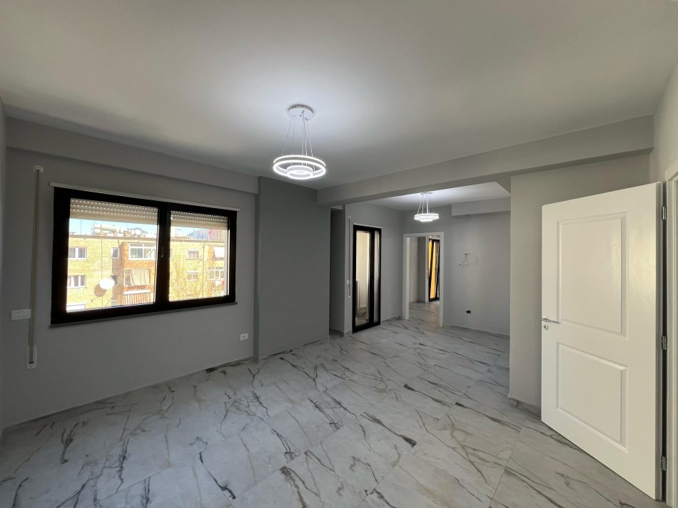 Tirane, jepet me qera apartament Kati 3, 74 m² 800 € (Petro Nini Luarasi)